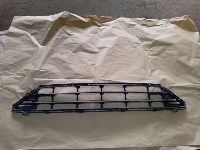 bontott VOLVO XC60 Első Lökhárító Alsó Középső Díszrács