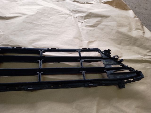 bontott VOLVO XC60 Első Lökhárító Alsó Középső Díszrács