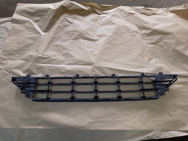 bontott VOLVO XC60 Első Lökhárító Alsó Középső Díszrács