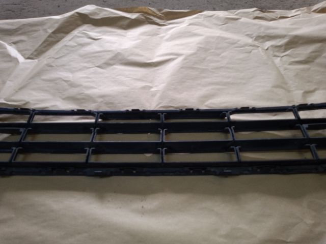 bontott VOLVO XC60 Első Lökhárító Alsó Középső Díszrács