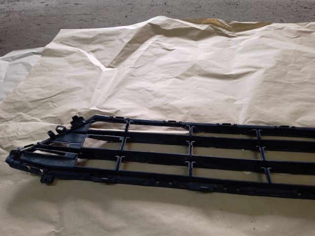 bontott VOLVO XC60 Első Lökhárító Alsó Középső Díszrács