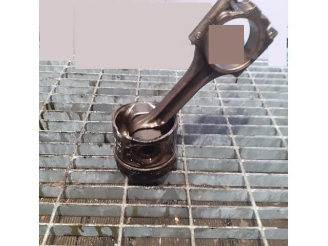 bontott VOLVO XC90 Dugattyú