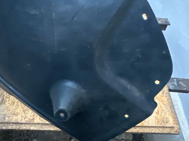 bontott VW AMAROK Jobb első Dobbetét (Kerékjárati, Műanyag)