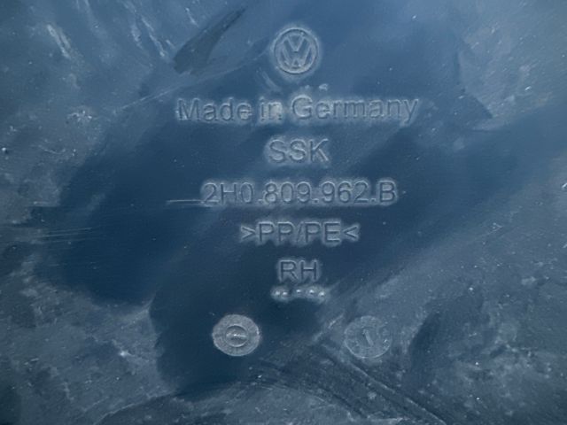 bontott VW AMAROK Jobb első Dobbetét (Kerékjárati, Műanyag)