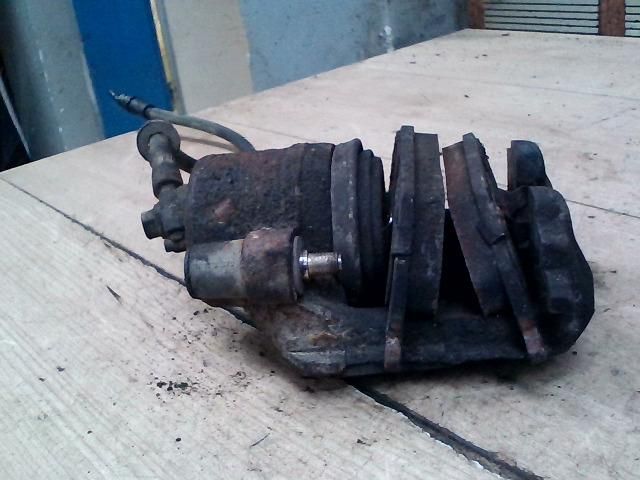 bontott VW BORA Bal első Féknyereg Munkahengerrel