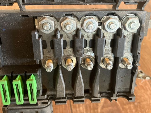 bontott VW BORA Biztosítéktábla Motortér