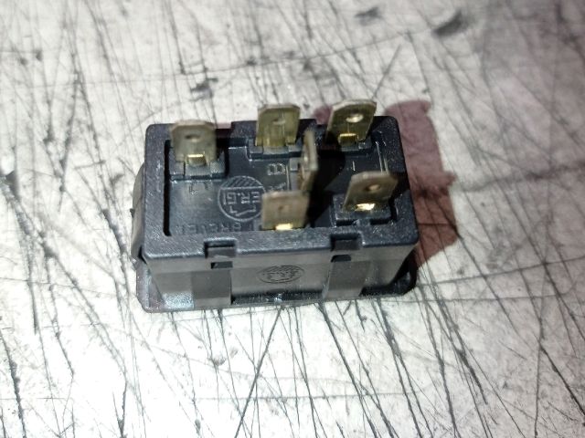 bontott VW BORA Ablakemelő Kapcsoló (Pozíciófüggetlen)