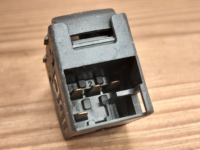 bontott VW BORA Bal hátsó Ablakemelő Kapcsoló