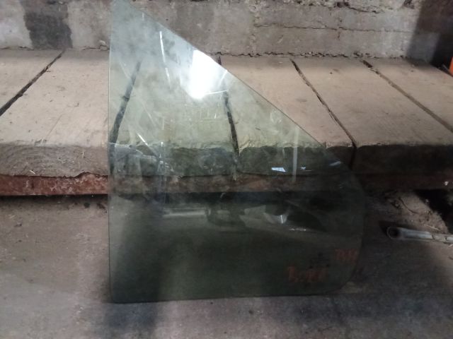 bontott VW BORA Bal hátsó Fixüveg (Ajtóban)