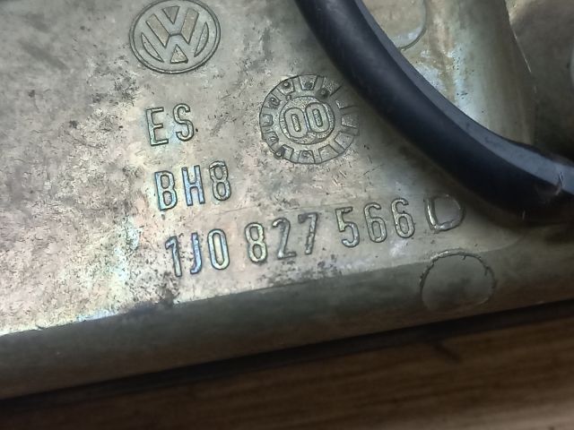 bontott VW BORA Csomagtér Nyitó Kar / Gomb