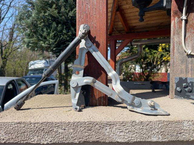 bontott VW BORA Csomagtérajtó Bal Zsanér