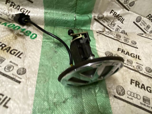 bontott VW BORA Csomagtérajtó Zárbetét