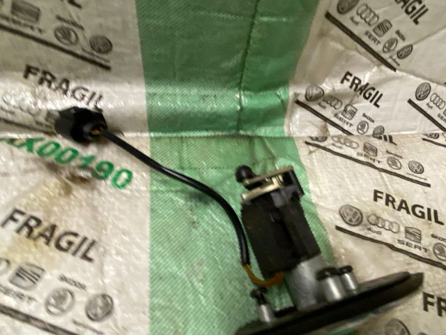 bontott VW BORA Csomagtérajtó Zárbetét