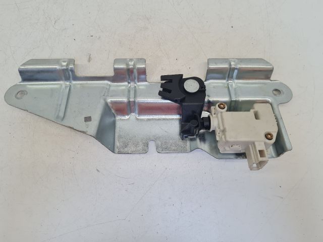 bontott VW BORA Csomagtérajtó Zárbetét