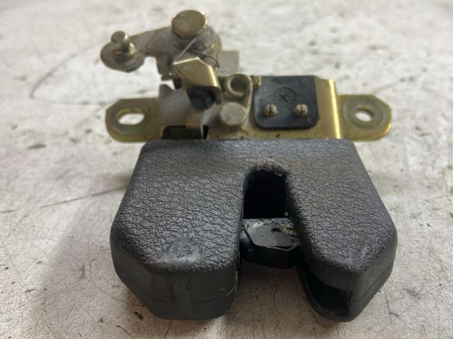 bontott VW BORA Csomagtérajtó Zárszerkezet