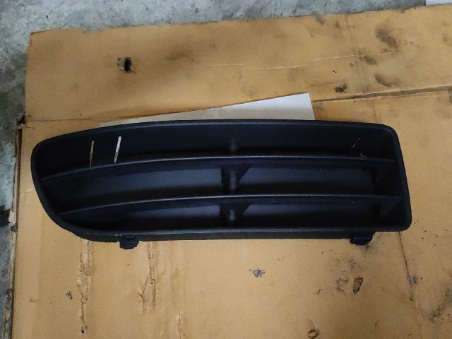 bontott VW BORA Első Lökhárító Jobb Díszrács