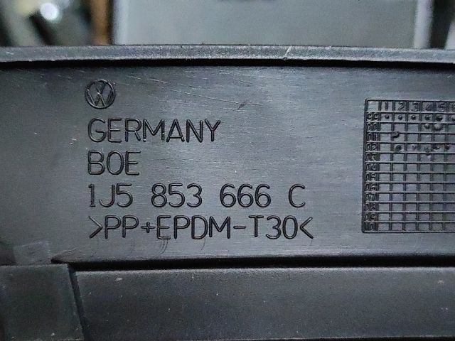 bontott VW BORA Első Lökhárító Jobb Díszrács