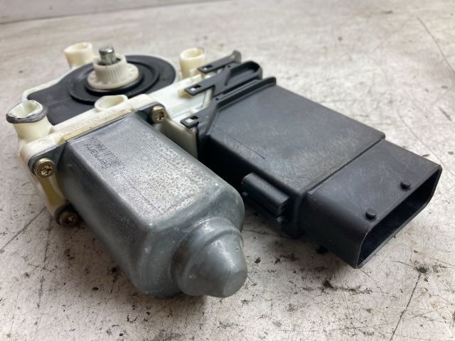 bontott VW BORA Jobb első Ablakemelő Motor