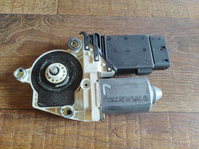 bontott VW BORA Jobb első Ablakemelő Motor