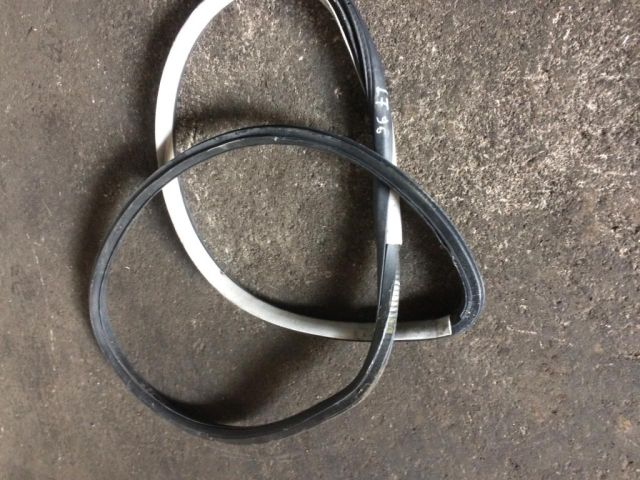 bontott VW BORA Jobb első Gumikéder