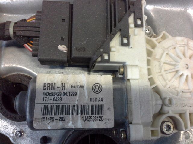 bontott VW BORA Jobb hátsó Ablakemelő Szerkezet (Elektromos)
