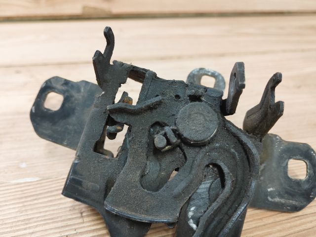 bontott VW BORA Motorháztető Zárszerkezet