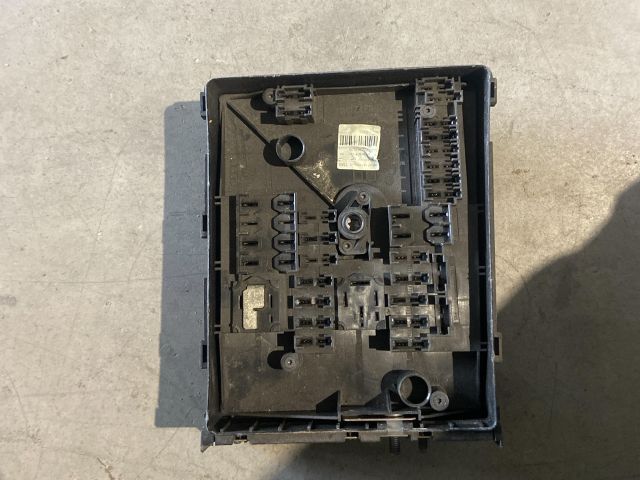 bontott VW CADDY Biztosítéktábla Motortér