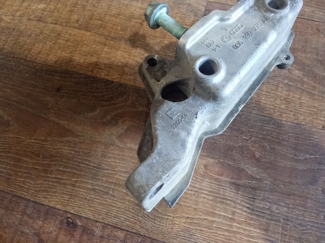 bontott VW CADDY Motor Tartó Bak (Fém)