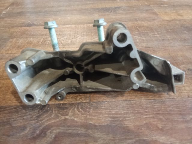 bontott VW CADDY Motor Tartó Bak (Fém)