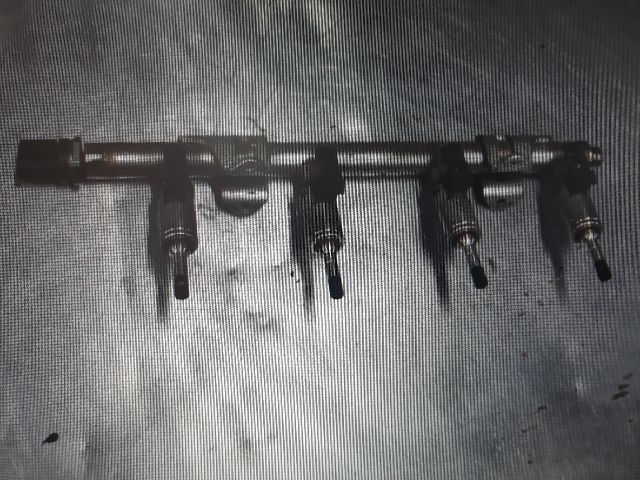 bontott VW CADDY Porlasztó Sor / Híd