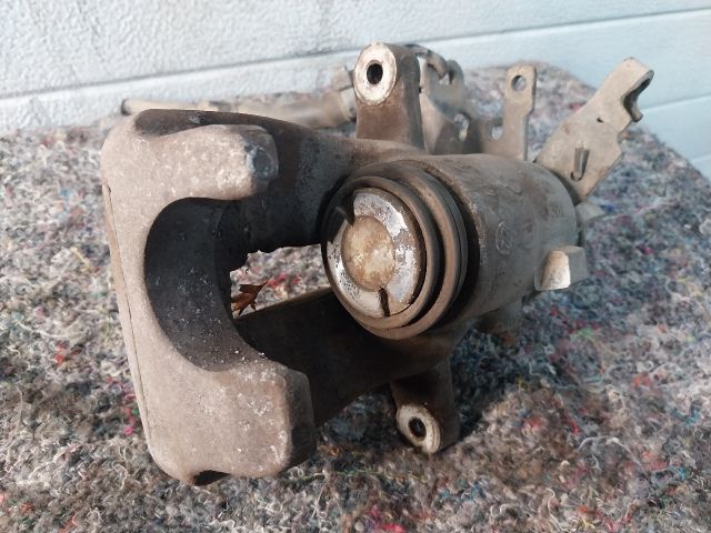 bontott VW CADDY Jobb hátsó Féknyereg Munkahengerrel