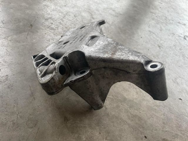 bontott VW CADDY Motor Tartó Bak (Fém)