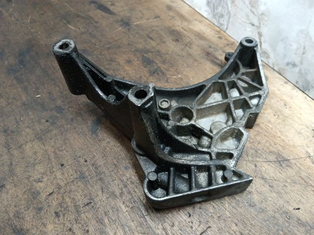 bontott VW CADDY Motor Tartó Bak (Fém)