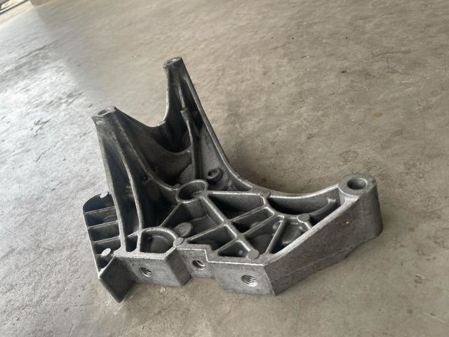 bontott VW CADDY Motor Tartó Bak (Fém)