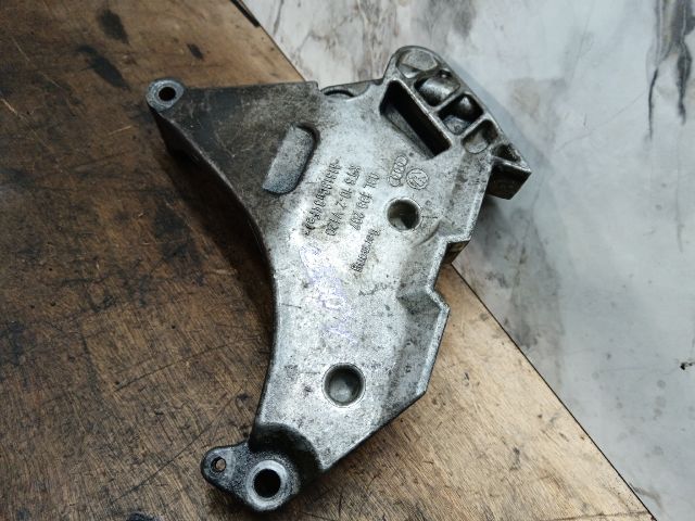 bontott VW CADDY Motor Tartó Bak (Fém)