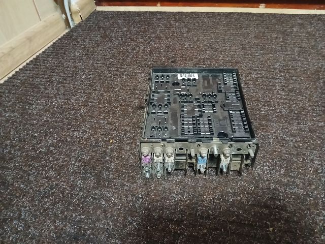 bontott VW CADDY Biztosítéktábla Motortér