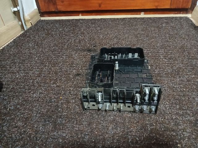 bontott VW CADDY Biztosítéktábla Motortér