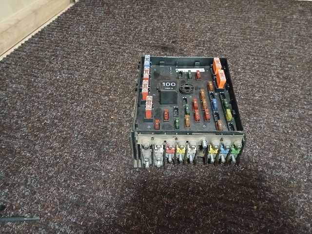 bontott VW CADDY Biztosítéktábla Motortér