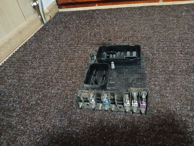 bontott VW CADDY Biztosítéktábla Motortér