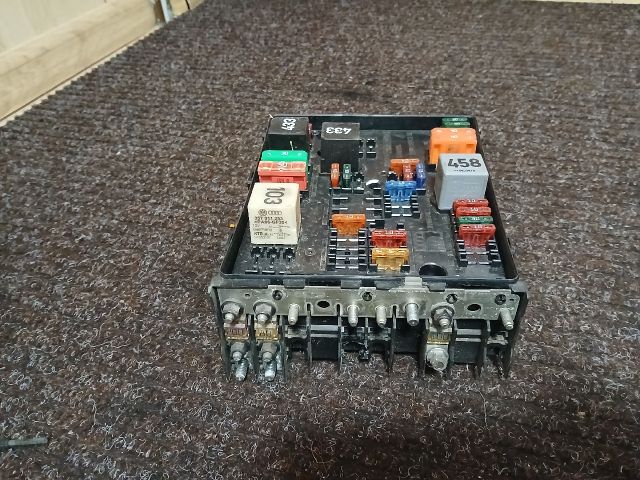 bontott VW CADDY Biztosítéktábla Motortér