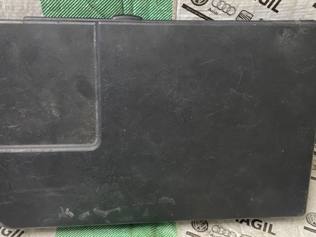 bontott VW CADDY Akkumulátor Fedél