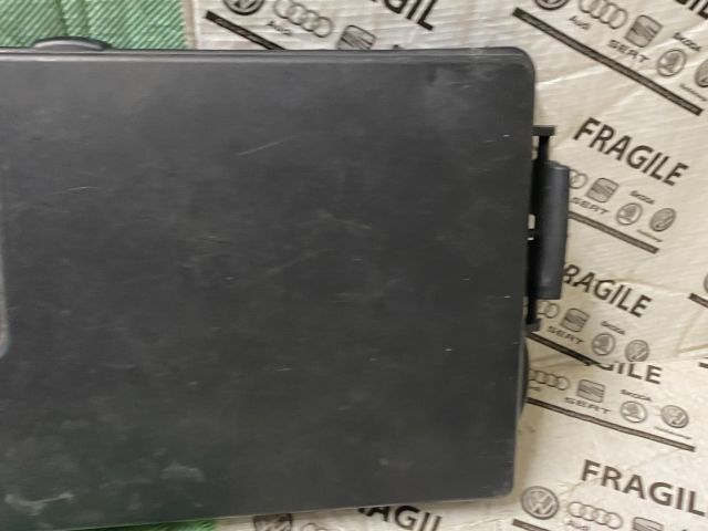 bontott VW CADDY Akkumulátor Fedél