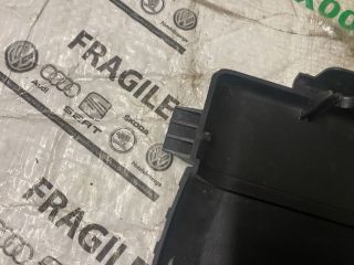 bontott VW CADDY Akkumulátor Fedél