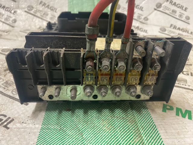 bontott VW CADDY Biztosítéktábla Motortér