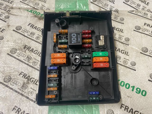 bontott VW CADDY Biztosítéktábla Motortér