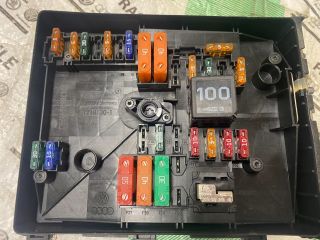 bontott VW CADDY Biztosítéktábla Motortér