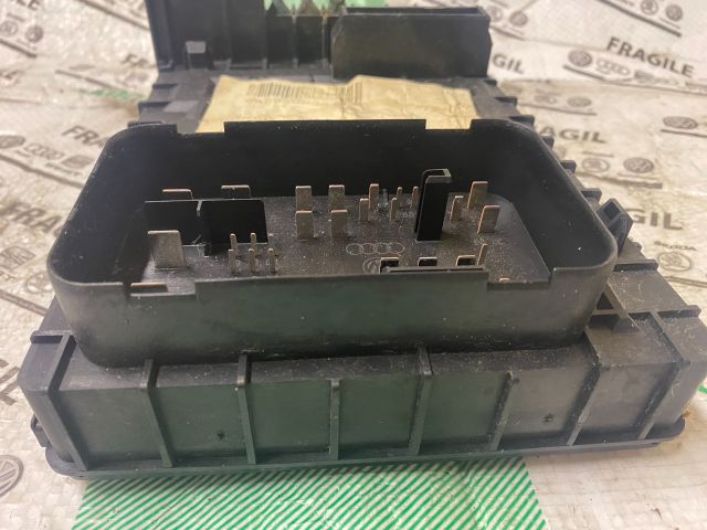 bontott VW CADDY Biztosítéktábla Motortér