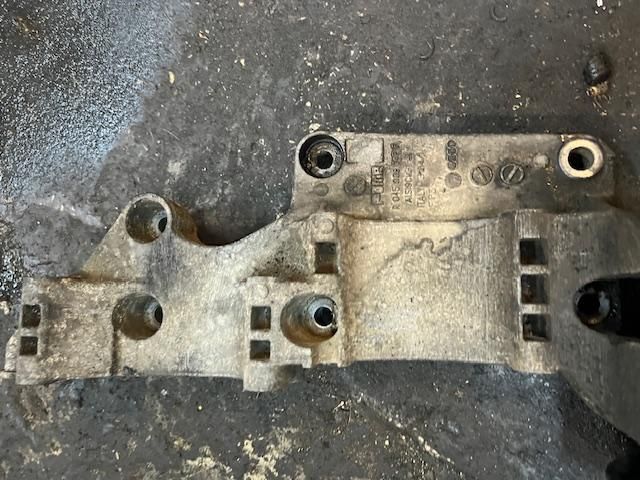 bontott VW CADDY Generátor Tartó Bak