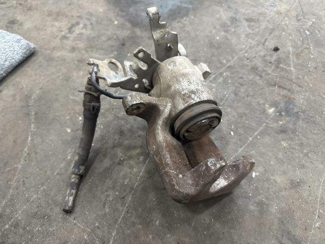 bontott VW CADDY Jobb hátsó Féknyereg Munkahengerrel