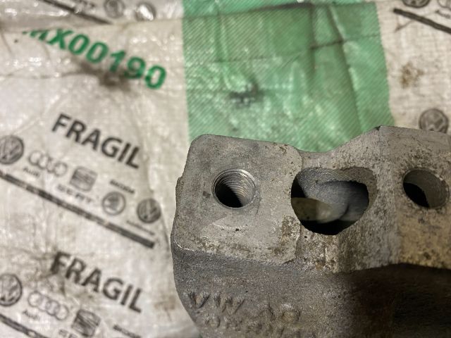 bontott VW CADDY Motor Tartó Bak (Fém)